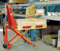 Nůžkový paletový vozík BT HHL100 s elektrickým zdvihem, do 1 000 kg, výška zdvihu 800 mm, 