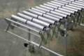 Nůžkový dopravník s ocelovými válečky, šířka 500 mm, 32 os, 