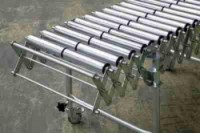 Nůžkový dopravník s ocelovými válečky, šířka 500 mm, 32 os, 