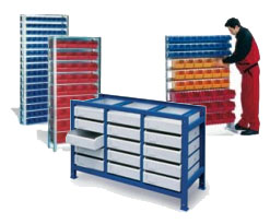 Regály s plastovými boxy na drobný materiál